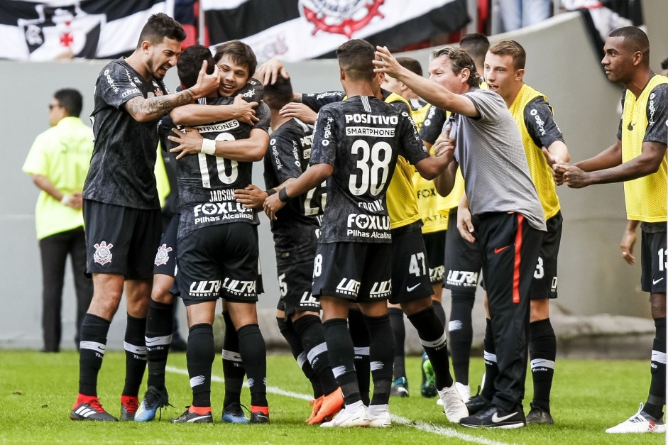 Elenco abraa Romero aps outro gol do paraguaio no Man Garrincha