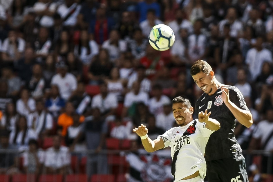 Jogada area de Danilo AVelar durante jogo contra o Vasco, em Braslia