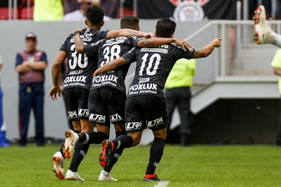 Jogadores comemorando o gol de Romero contra o Vasco, pelo Campeonato Brasileiro