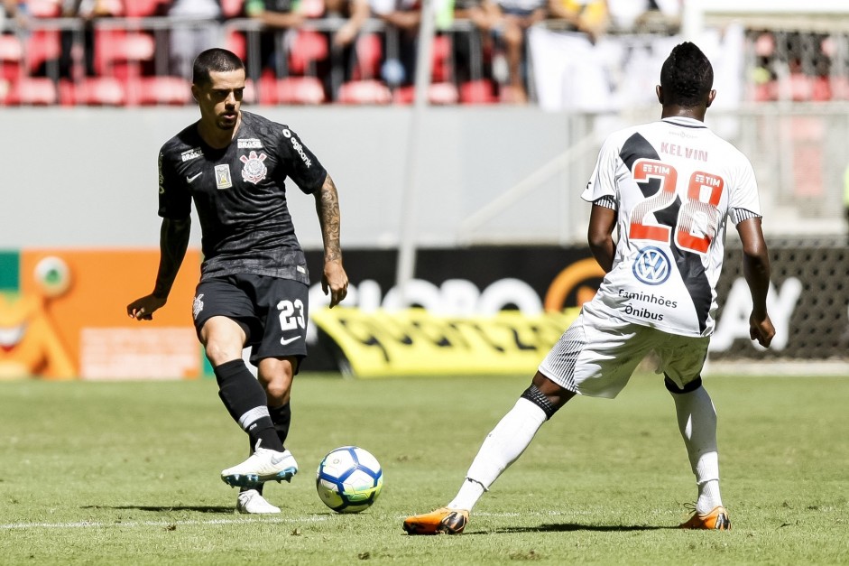 Lateral Fagner durante vitória contra o Vasco, no estádio Mané Garrincha