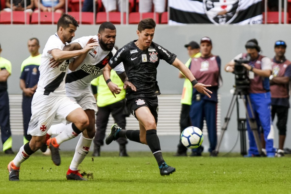 Mateus Vital em partida contra seu ex-clube, Vasco, no Man Garrincha, pelo Brasileiro