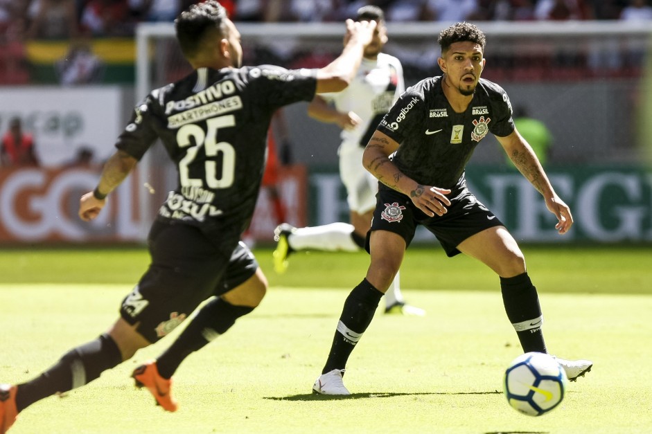 O meia Douglas em jogada contra o Vasco da Gama, pelo Campeonato Brasileiro