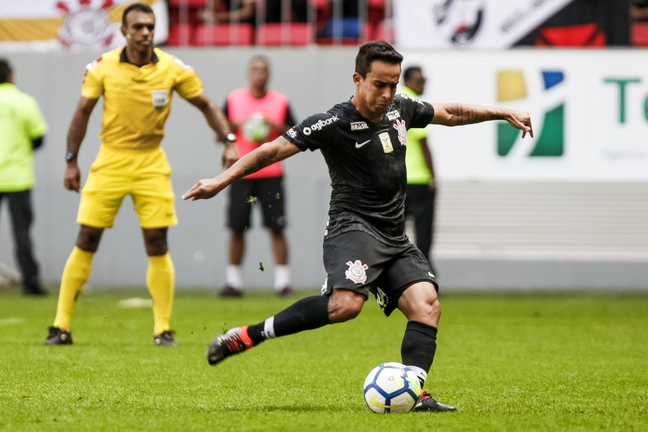 O meia Jadson marcou de pnalti, o terceiro gol do Timo contra o Vasco