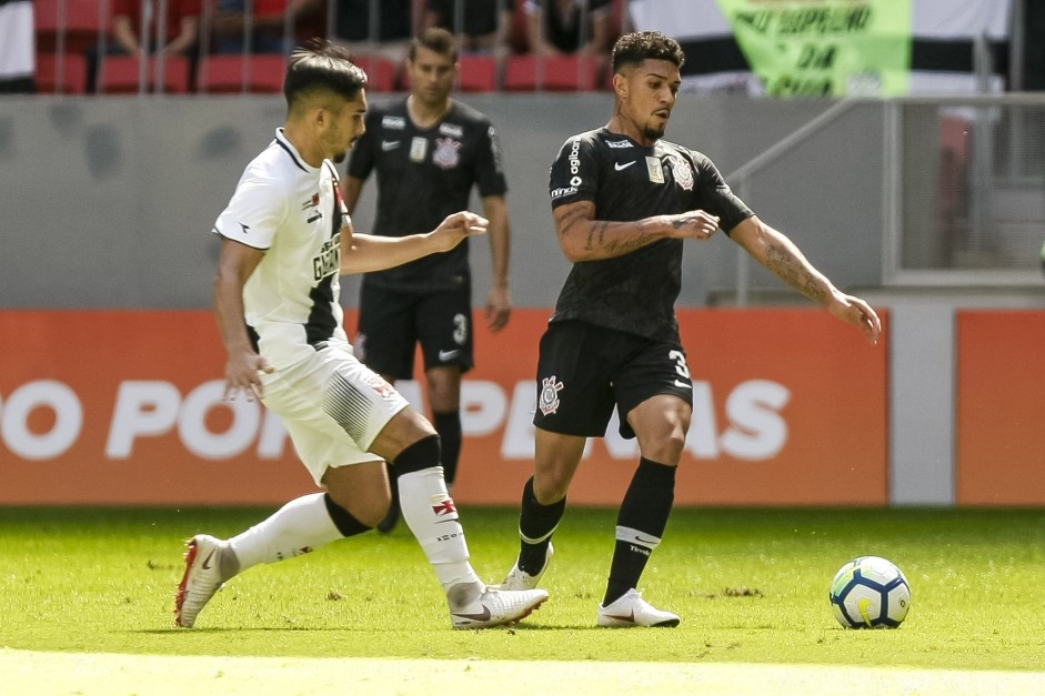 O volante Douglas durante jogo contra o Vasco, pelo Campeonato Brasileiro