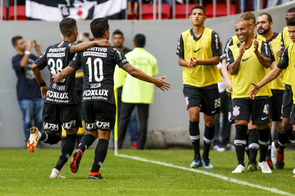 Pedrinho e Jadson comemorando o gol do Magic contra o Vasco, pelo Brasileirão