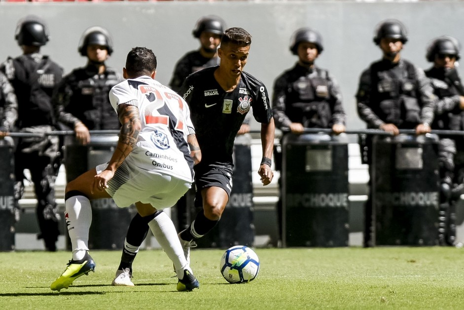 Pedrinho em jogada contra o Vasco, pelo Brasileirão
