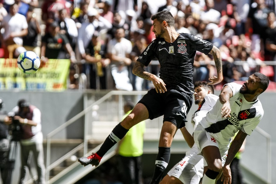 Pedro Henrique em jogada aérea contra o Vasco, no estádio Mané Garrincha