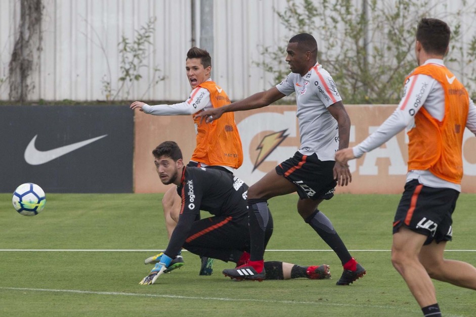 Jogadores durante treino desta segunda-feira a tarde, no CT Joaquim Grava