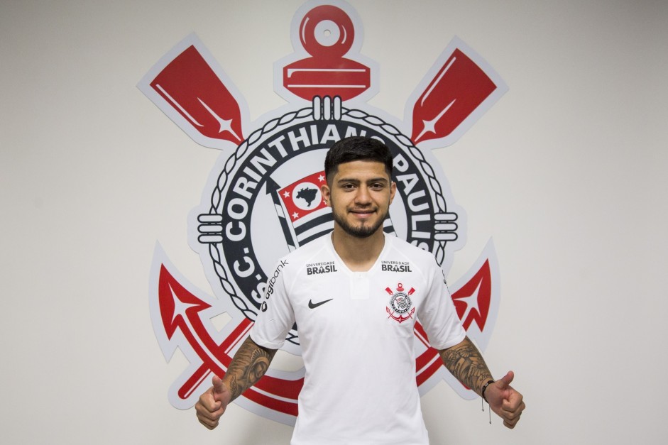 Jogadores Sergio Daz vestindo a camisa do Corinthians pela primeira vez