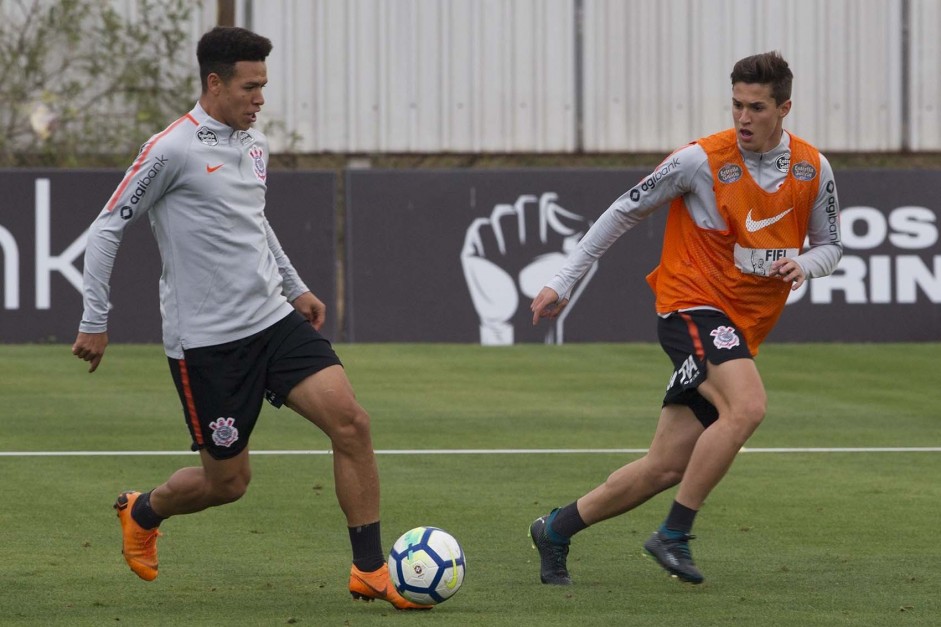 Marquinhos Gabriel e Mateus Vital no treino da tarde desta segunda-feira