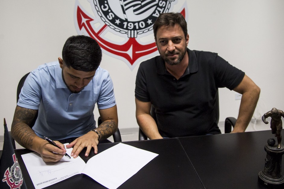 Momento da assinatura de contrato do atacante Sergio Díaz, novo reforço corinthiano