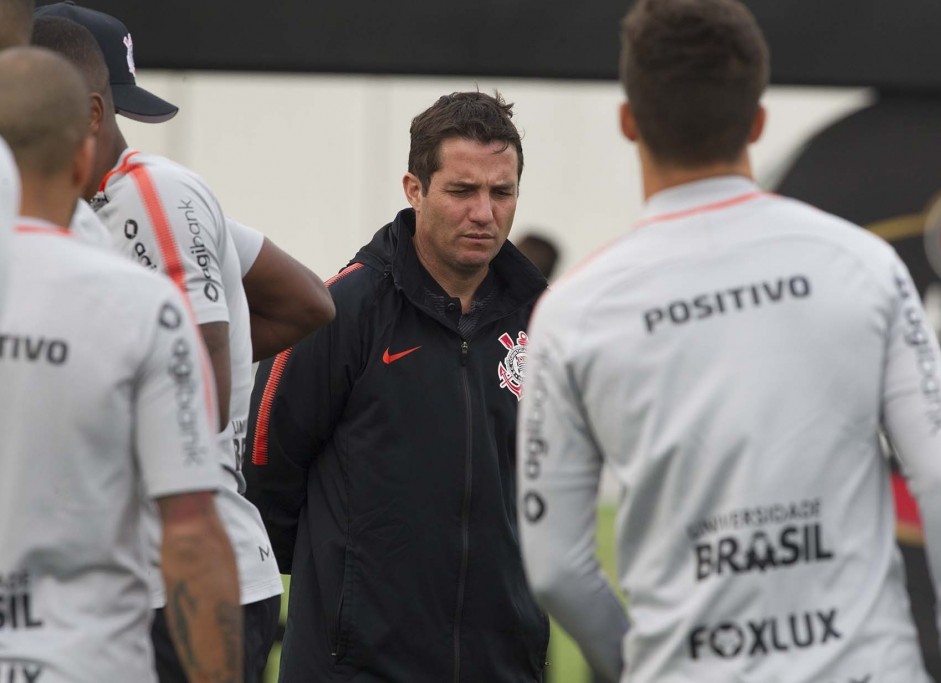 Osmar Loss reuniu o grupo durante o treino de reapresentação nesta segunda-feira