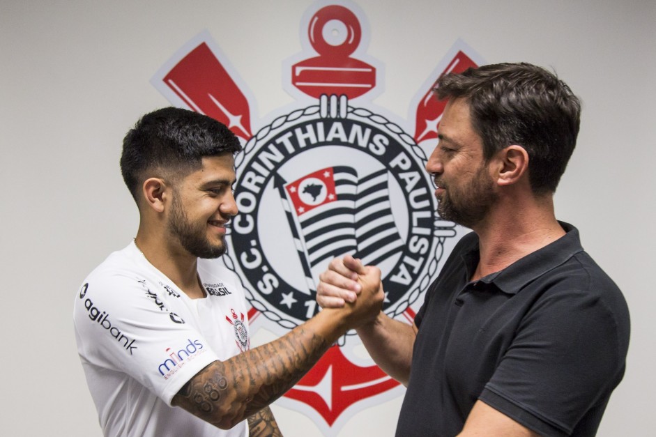 Sergio Díaz e Duílio durante apresentação oficial do jogador