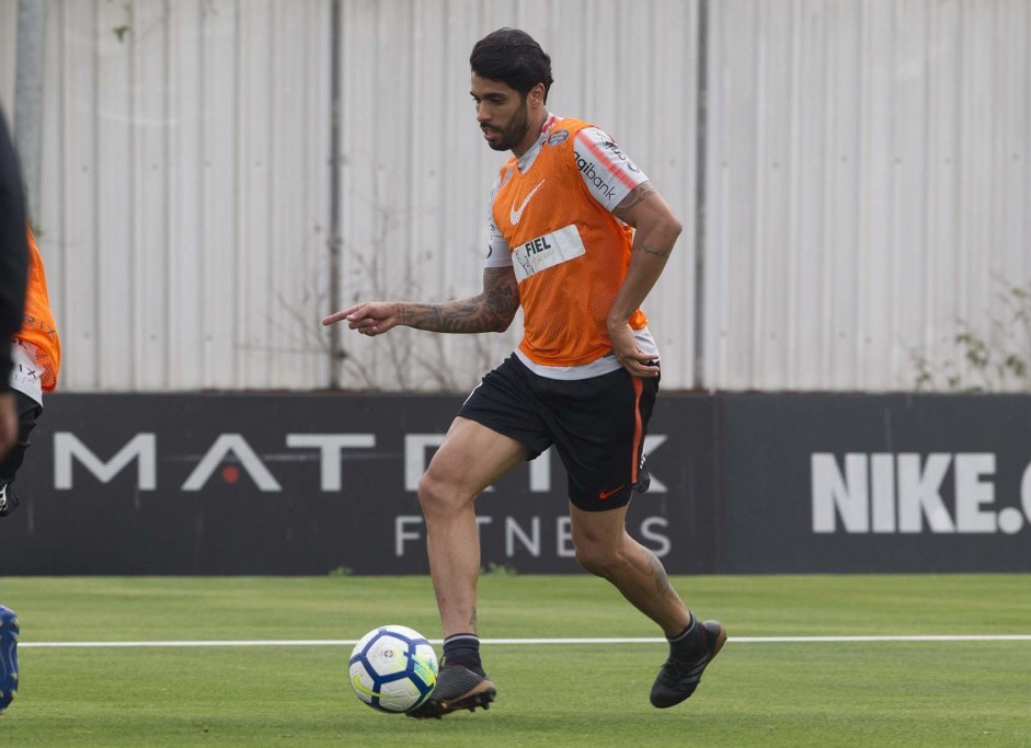 Zagueiro Vilson durante o treino de reapresentação na tarde de segunda-feira