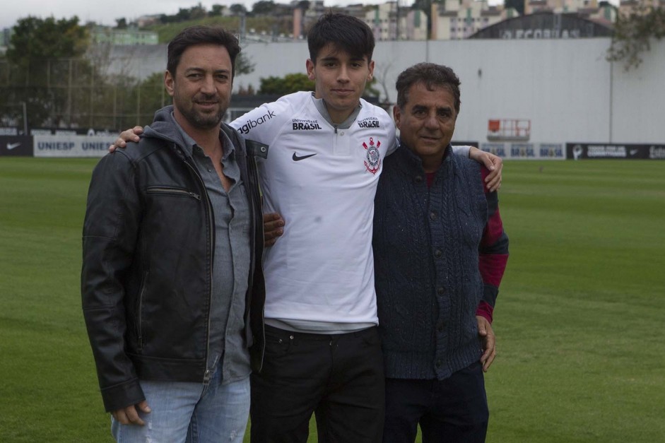 Ángelo Araos é formalmente apresentado como jogador do Corinthians no CT Joaquim Grava