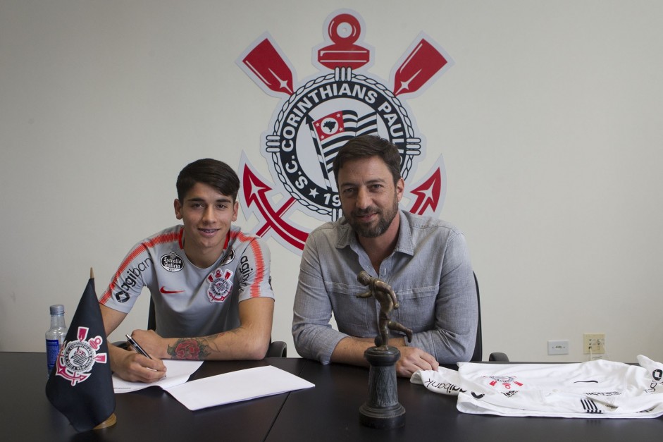 Ángelo Araos, novo reforço do Corinthians, no momento da assinatura do contrato