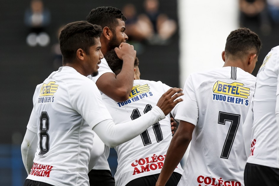 Elenco sub-20 comemora classificação diante o Sport, no Brasileirão sub-20