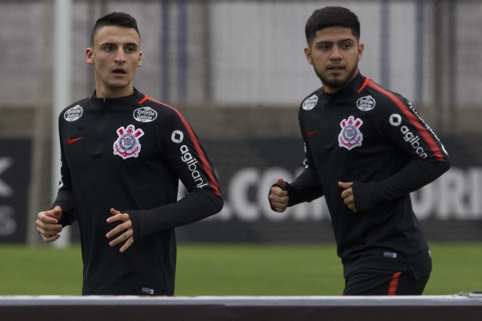 Mantuan e o recém contratado Sergio Díaz no treino de hoje no CT Joaquim Grava