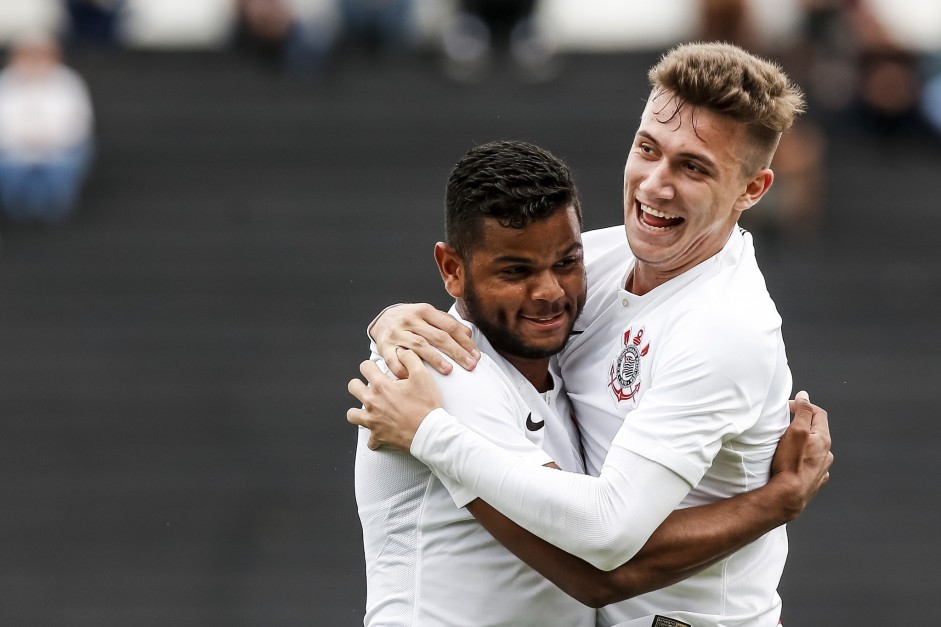 Nathans e Lucas Piton comemorando o gol do jogador contra o Sport, pelo Brasileirão sub-20