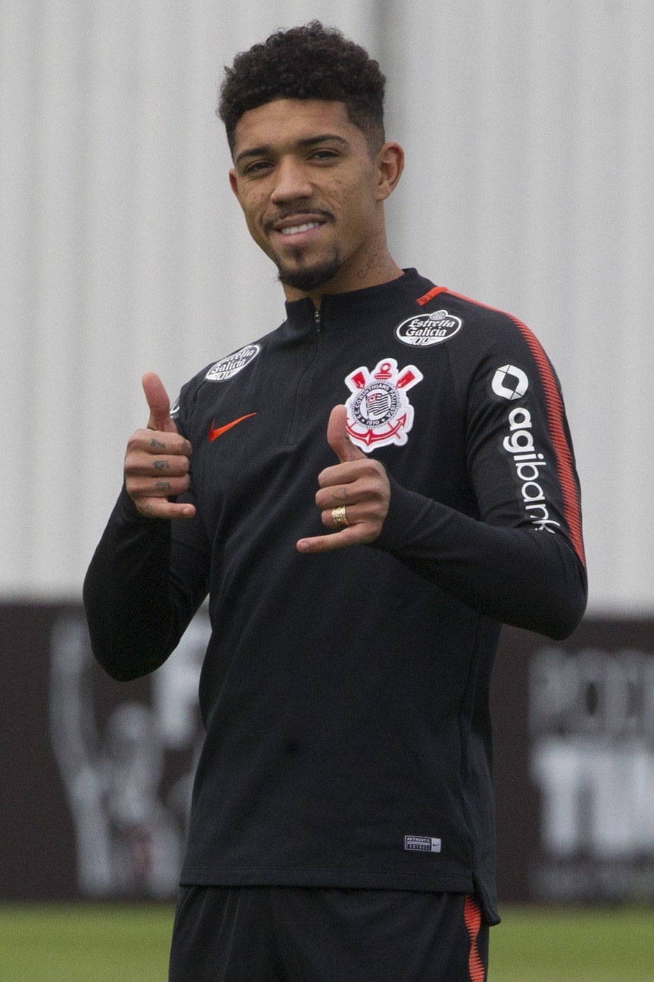 Volante Douglas se prepara com a equipe para jogo contra a Chapecoense