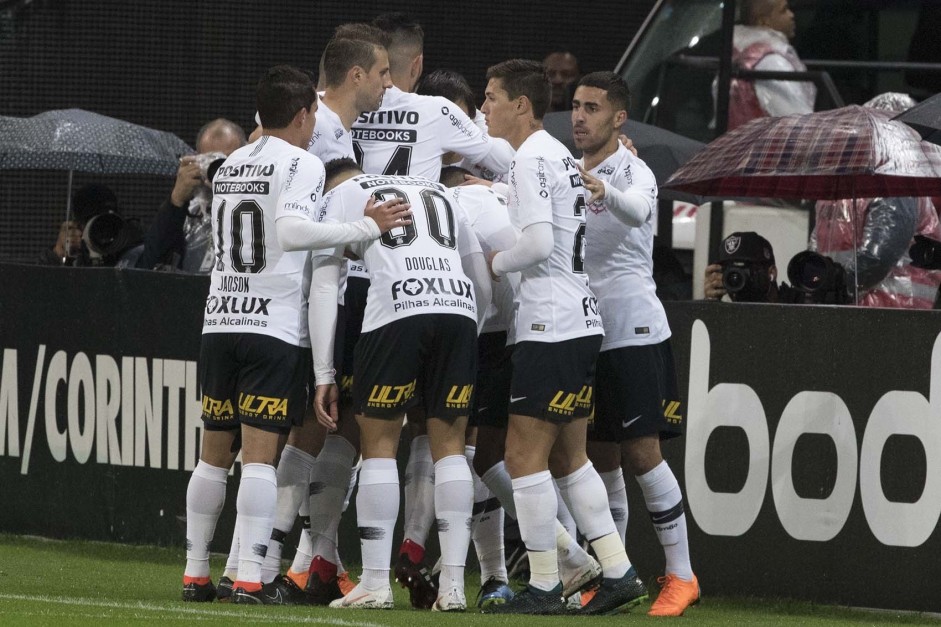 Elenco comemorando o gol de Romero contra a Chapecoense, pela Copa do Brasil