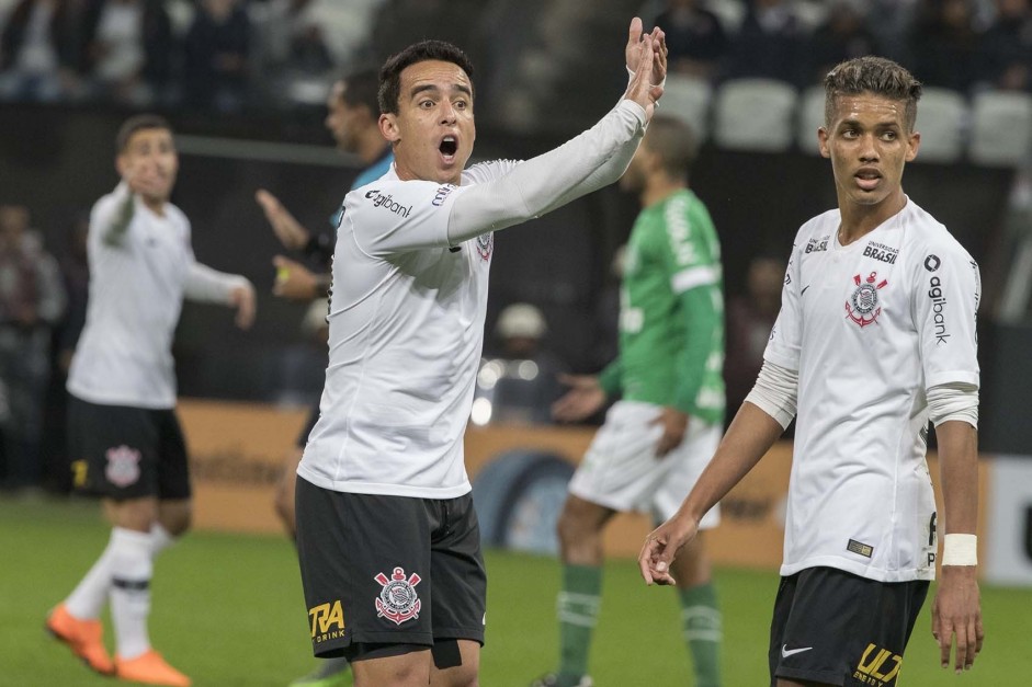 Jadson e Pedrinho durante o jogo contra a Chapecoense, pelas quartas da Copa do Brasil