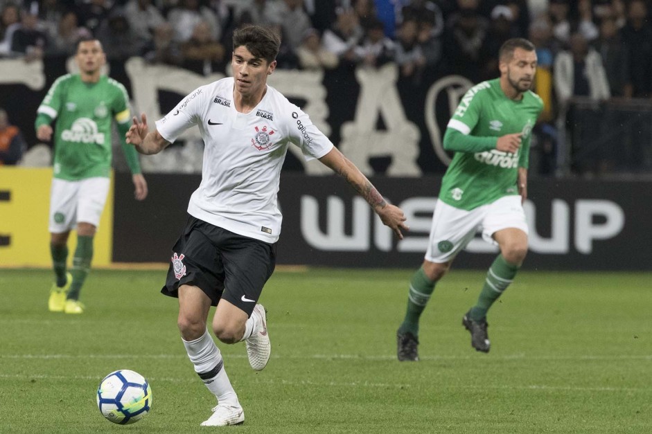 Melhor atuao de Araos pelo Corinthians foi como segundo volante, diante da Chapecoense