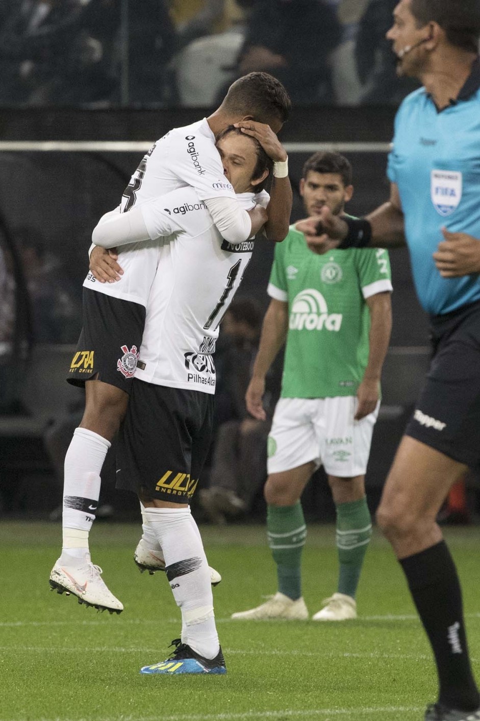 Pedrinho comemora com Romero o gol do paraguaio contra a Chapecoense, pela Copa do Brasil