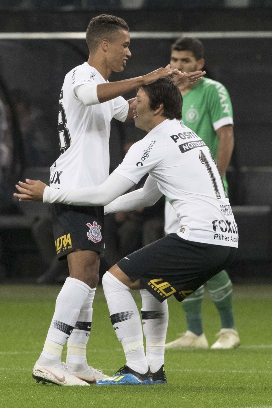 Romero abraça Pedrinho, autor da assistência para o gol do paraguaio, no jogo contra a Chape
