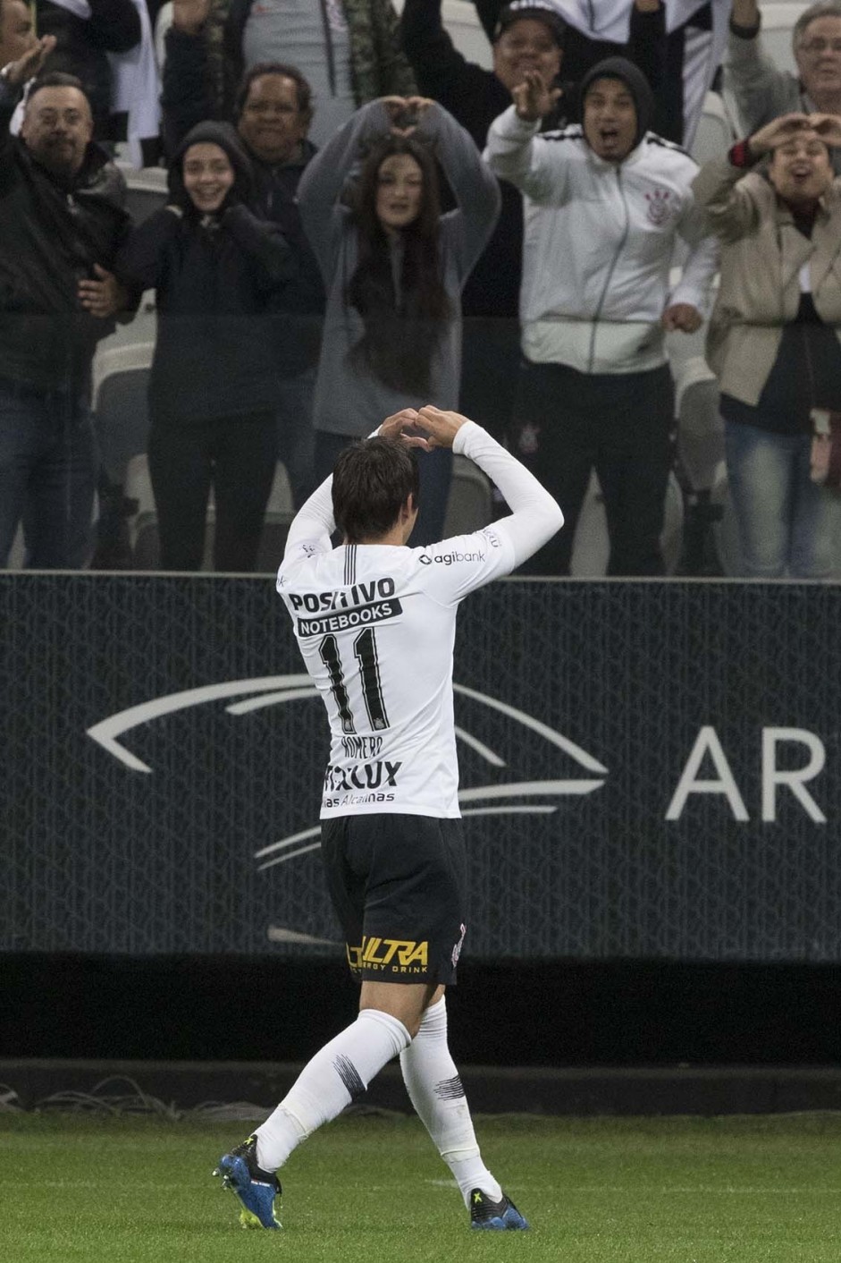 Romero comemorando mais um gol; A vítima foi a Chapecoense