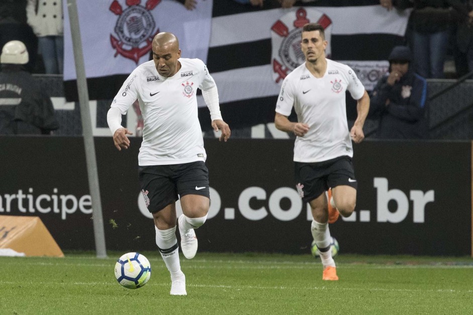 Sheik e Danilo avelar jogando contra a Chapecoense, pelas quartas de final da Copa do Brasil