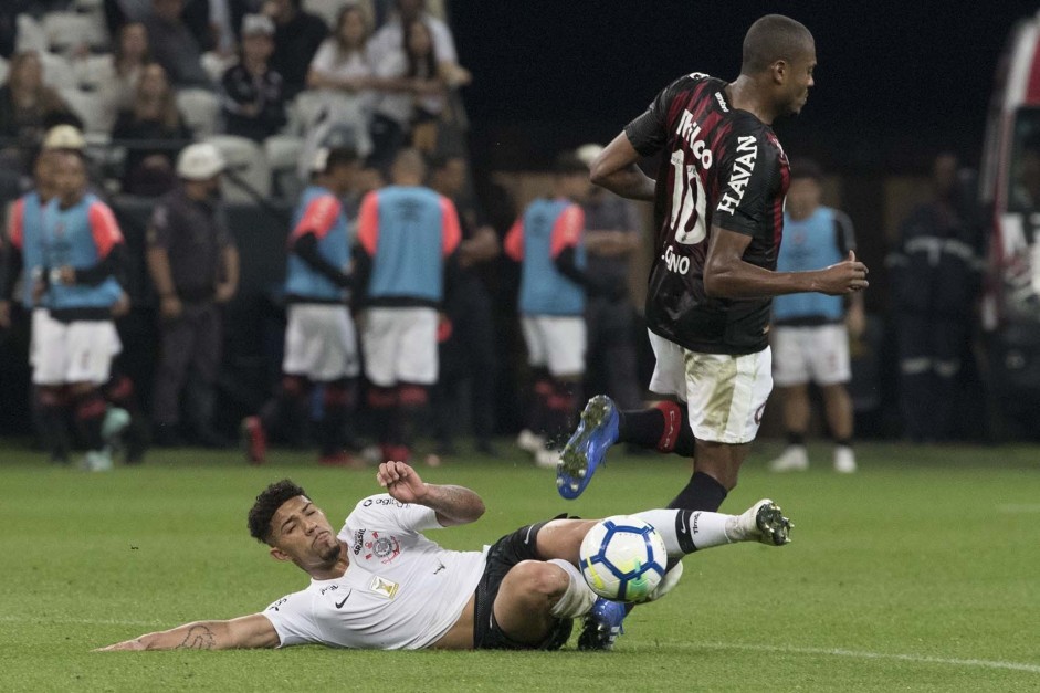Douglas em jogada contra o Atlético-PR, na Arena Corinthians, pelo Campeonato Brasileiro