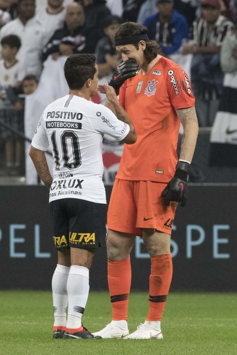 Jadson e Cássio conversam durante o jogo contra o Atlético-PR, na Arena Corinthians