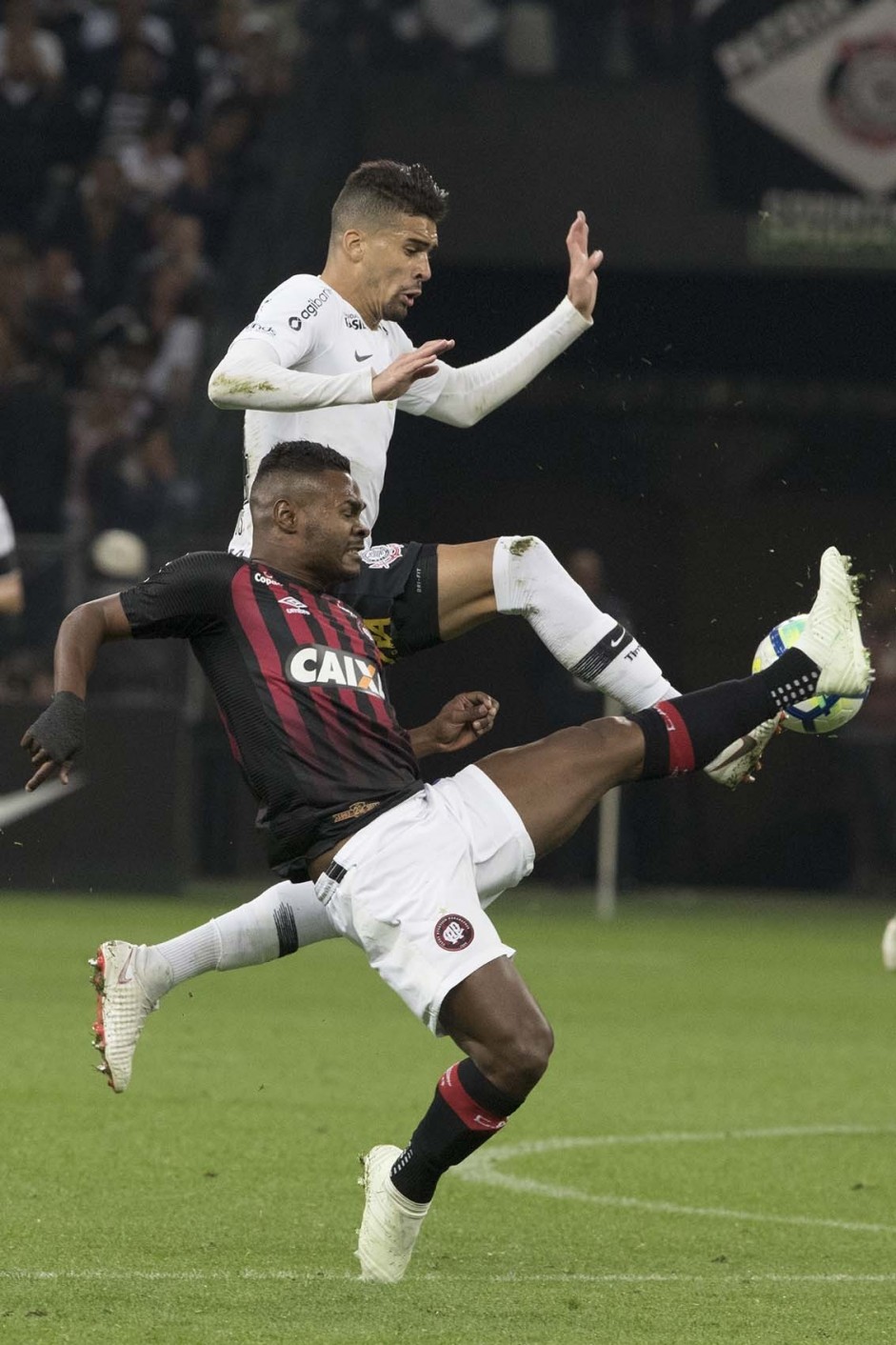 Léo Santos durante jogo contra o Atlético-PR, na Arena Corinthians, pelo Brasileirão