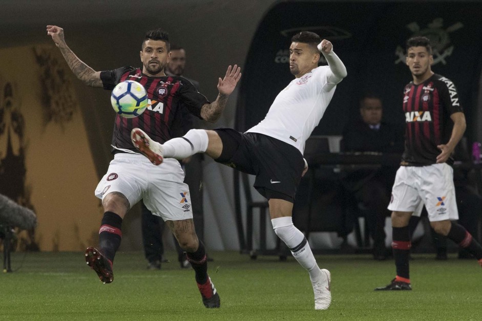 Léo Santos foi titular contra o Atlético-PR, na Arena Corinthians