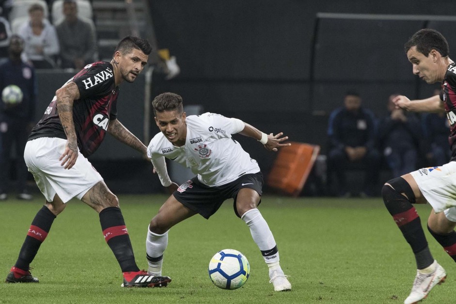 Pedrinho é sempre muito marcado durante as partidas, contra o Atlético-PR não foi diferente