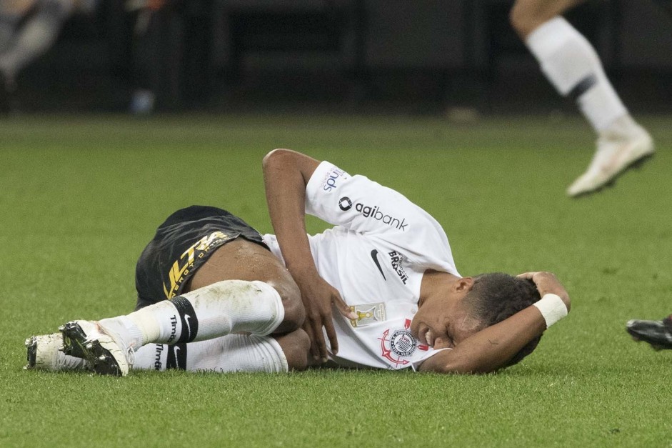 Pedrinho sofrendo falta durante jogo contra o Atlético-PR, na Arena Corinthians