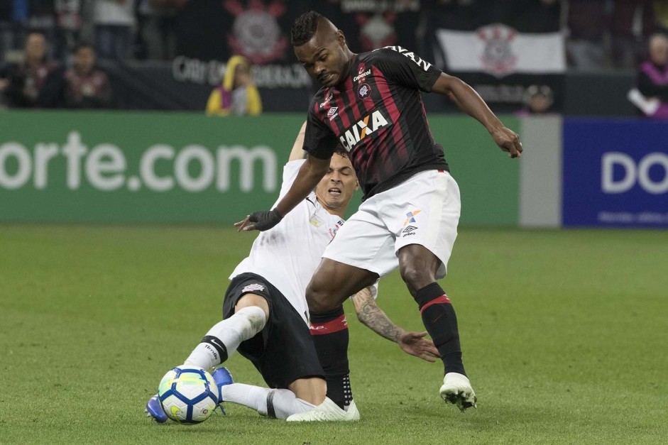 Thiaguinho durante jogo contra o Atltico-PR, na Arena Corinthians, pelo Brasileiro