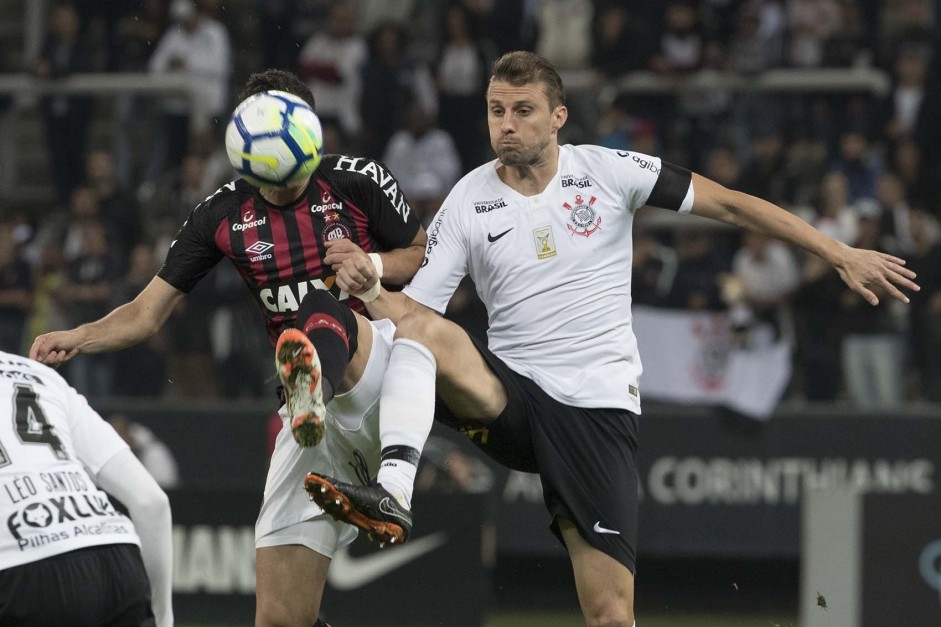 Zagueiro Henrique em jogada contra o Atltico-PR, na Arena Corinthians