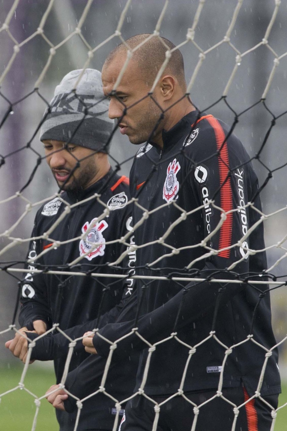 Clayson e Roger no treinamento desta fria e chuvosa tarde em So Paulo