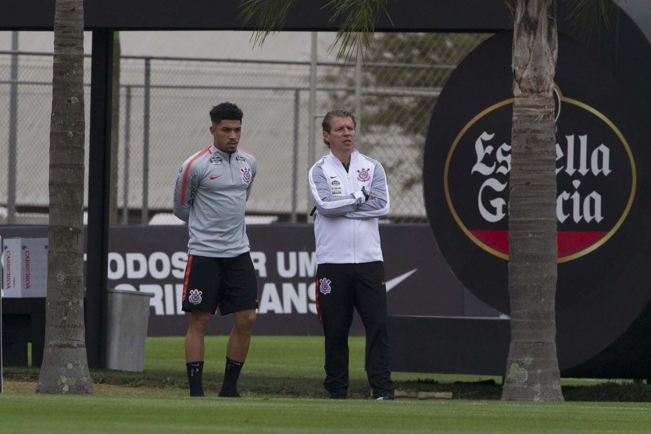 Douglas durante o treinamento da tarde no CT Joaquim Grava