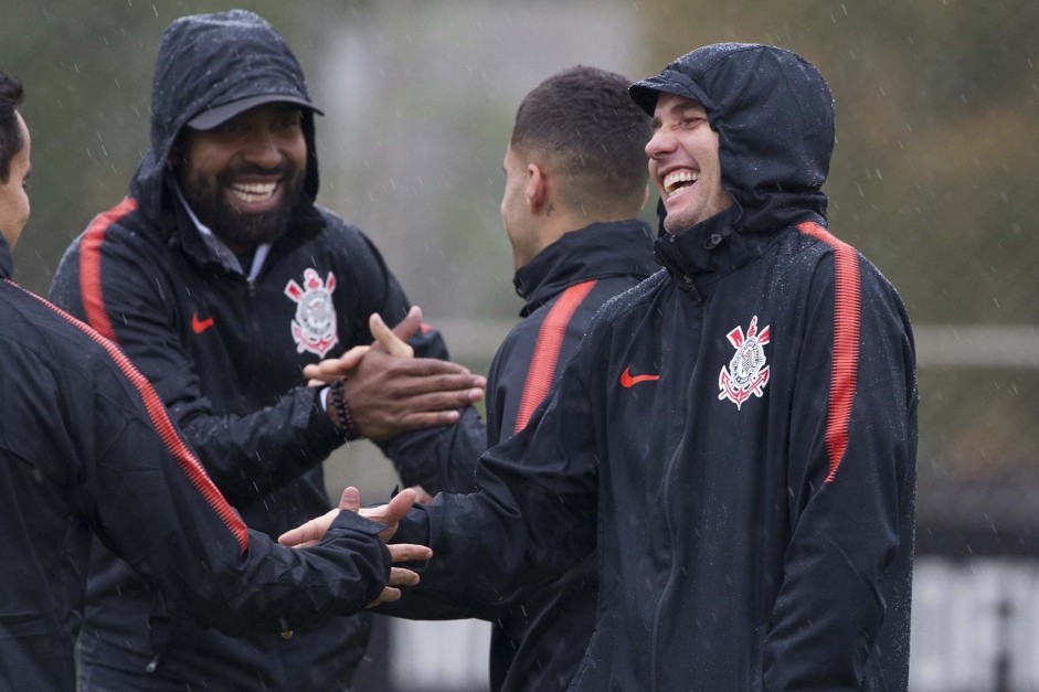 Dyego Coelho durante o treino de hoje no CT Joaquim Grava; Tarde é de chuva em São Paulo