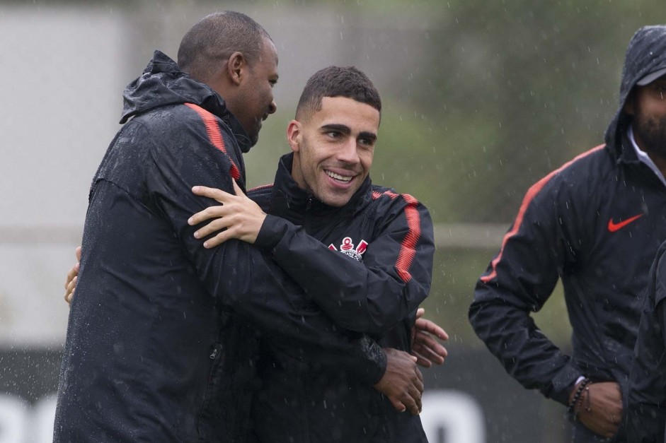 Gabriel e Fabinho durante o treinamento de hoje no CT