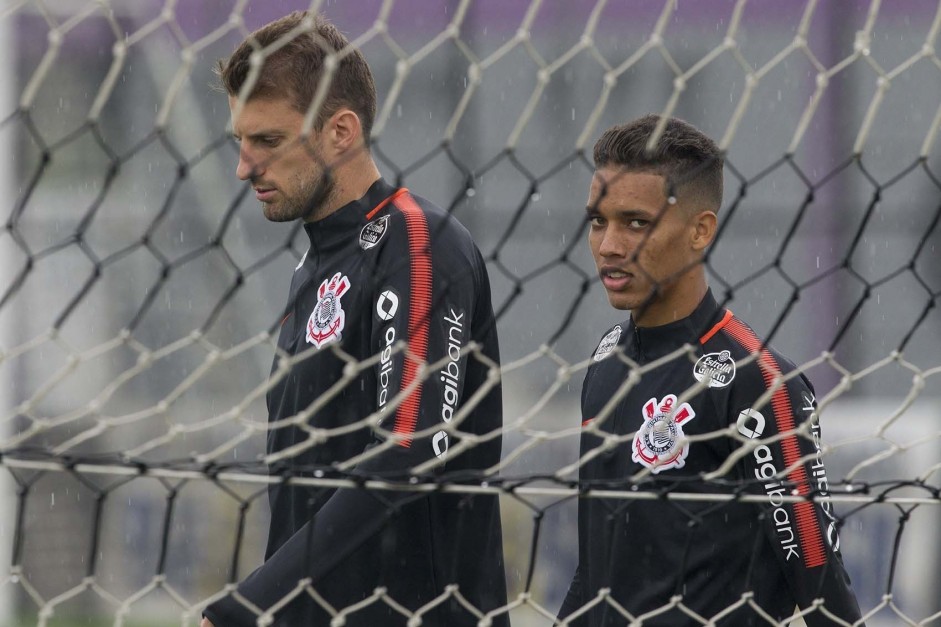 Henrique e Pedrinho durante o treinamento de reapresentao da equipe; Foco no Colo-Colo