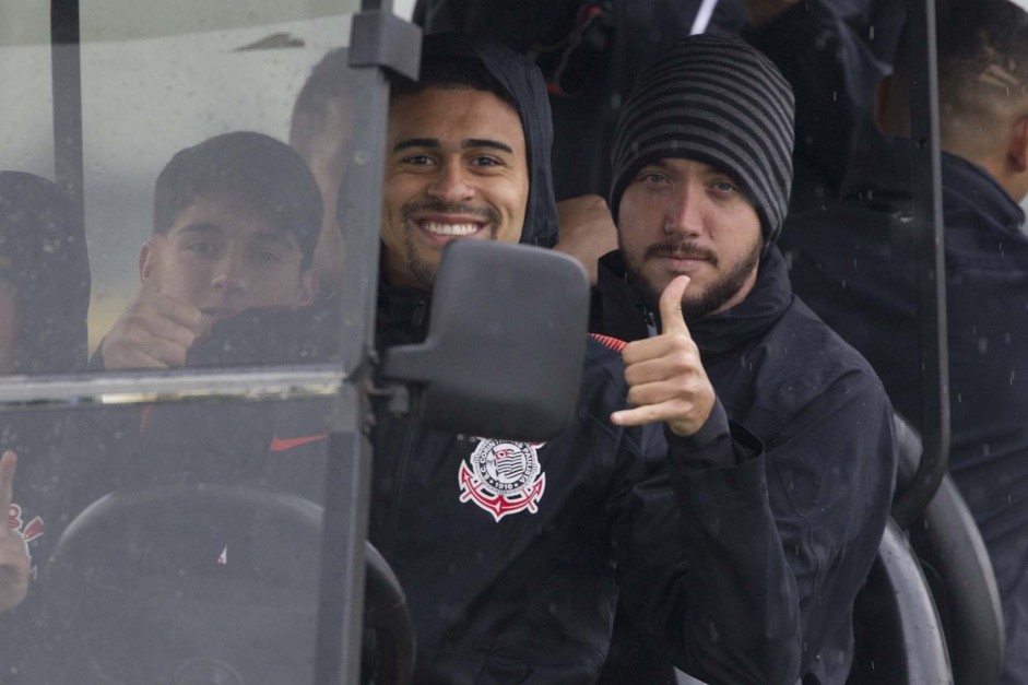 Jogadores chegam para o treino durante a tarde chuvosa em So Paulo