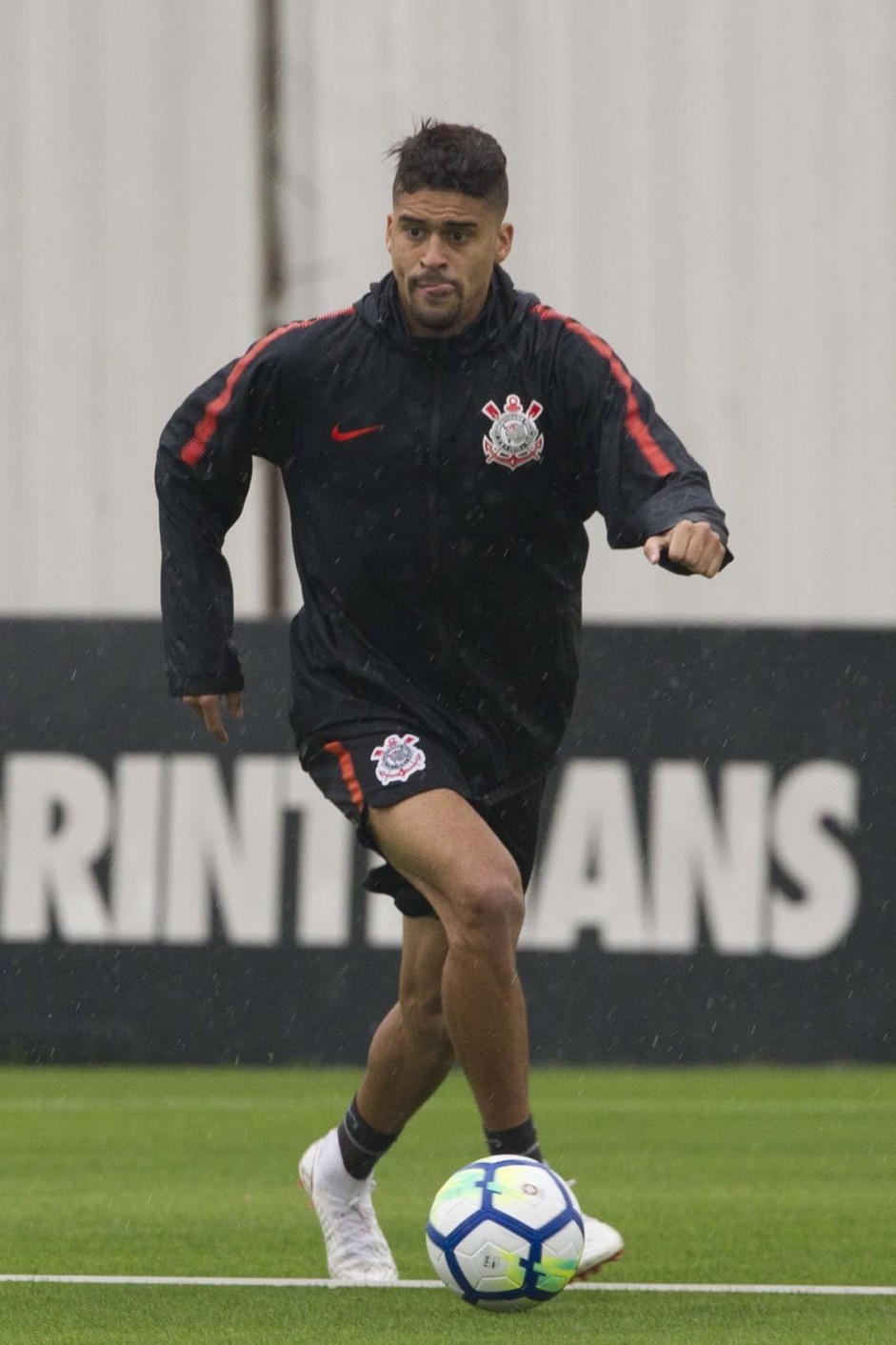 Léo Santos durante o último treino antes de enfrentar o Atlético-PR, pelo Brasileirão