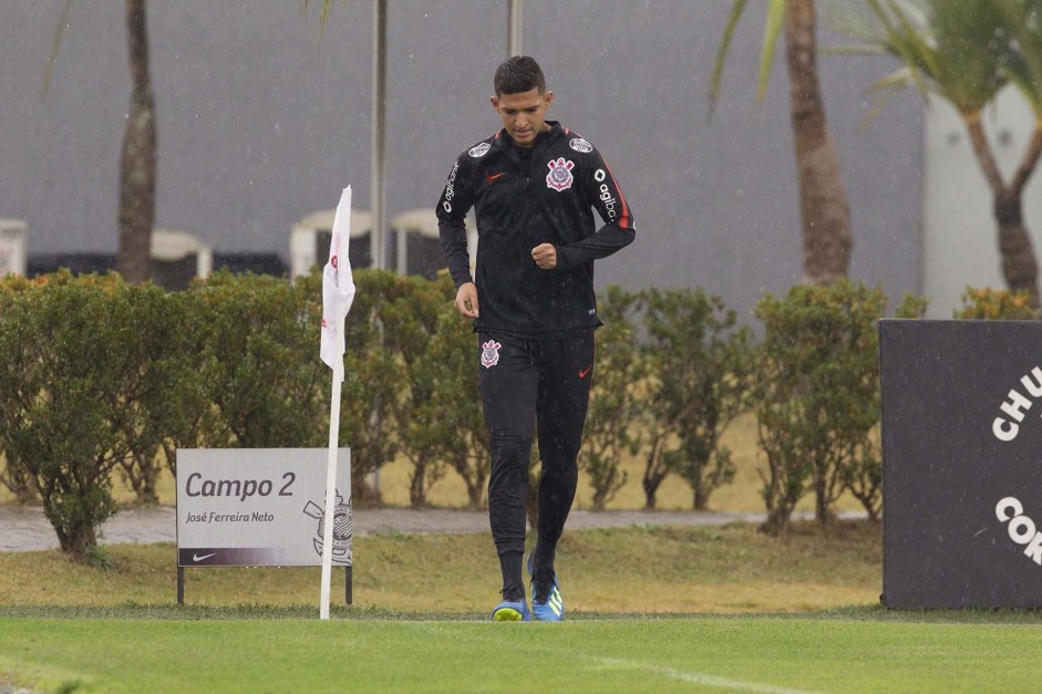 Matheus Matias corre sob a chuva durante treino de reapresentao da equipe no CT Joaquim Grava