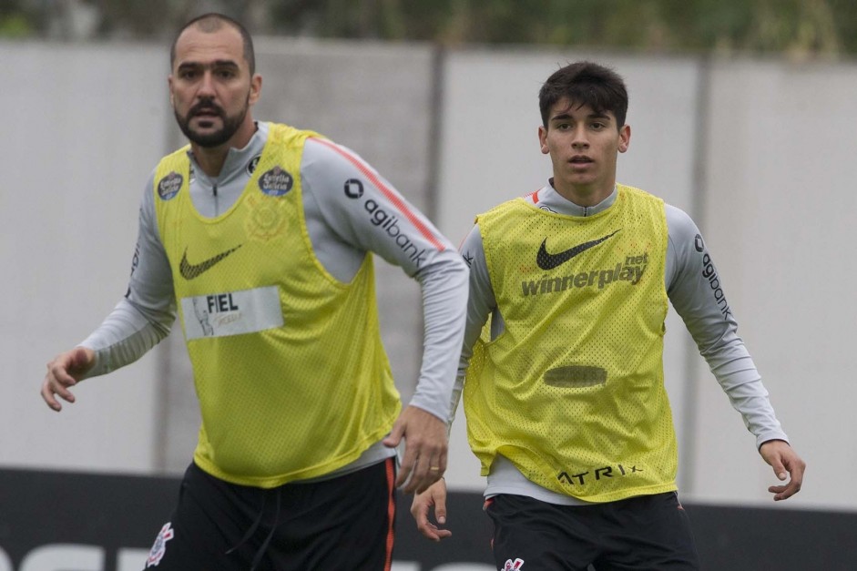 O experiente Danilo e o jovem Ángelo Araos no treinamento no CT