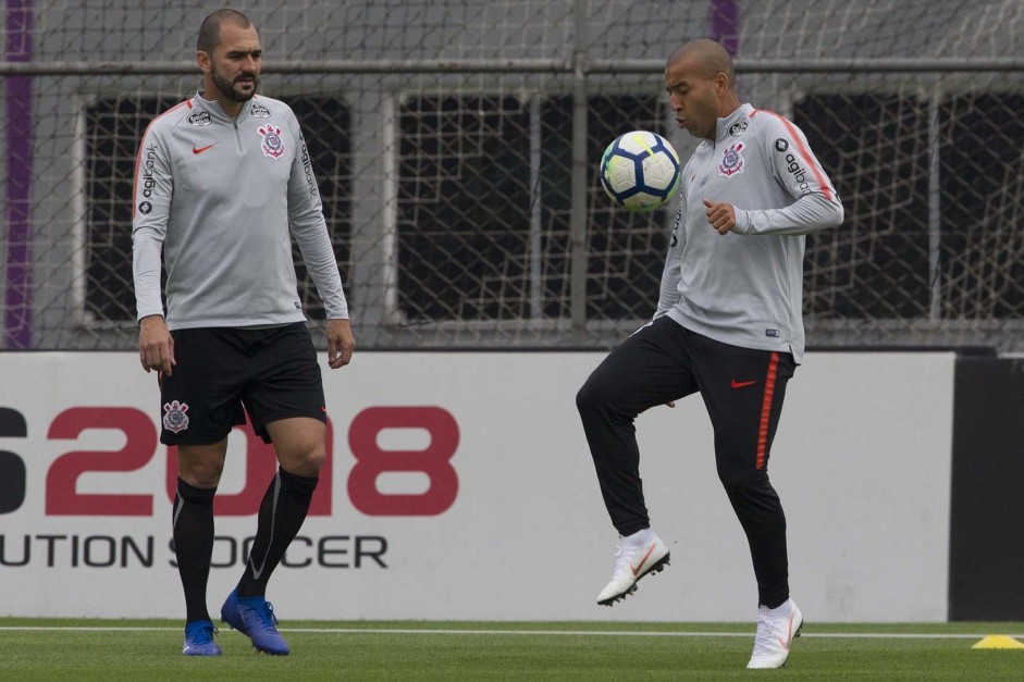 Os veteranos Danilo e Emerson Sheik no treino da tarde no CT Joaquim Grava