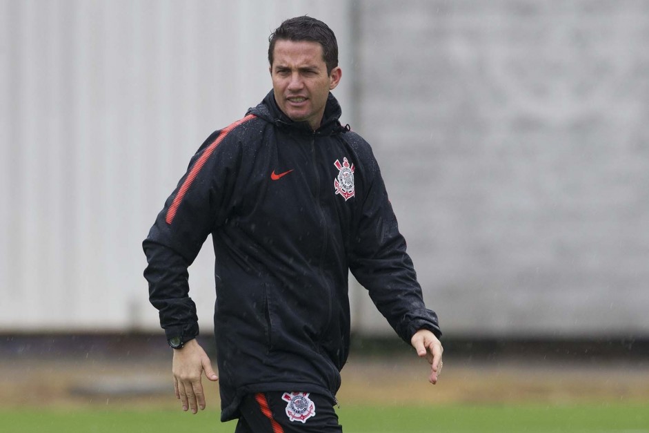 Osmar Loss comandando a última atividade antes de enfrentar o Atlético-PR, pelo Brasileirão